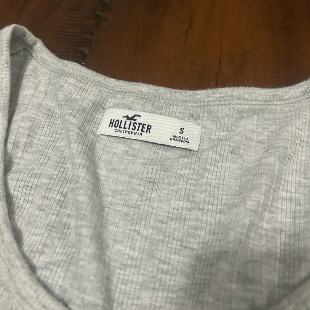 Hollister Light Gray Ribbed Top - Picture 2 of 3